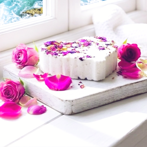 Rosenherz Badebombe – Bio Valentinstagsgeschenk mit Rosenblättern
